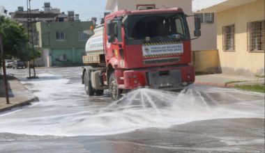 TOROSLAR BELEDİYESİ SOKAKLARI YIKAYARAK DEZENFEKTE EDİYOR