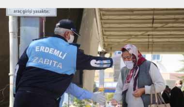 Erdemli Belediyesi Pazar Yerinde Vatandaşlara Ücretsiz Maske Dağıtıldı