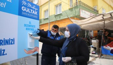 AKDENİZ’DE PAZAR YERLERİNE EL DEZENFEKTE NOKTALARI KURULDU