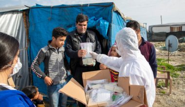 MERSİN BÜYÜKŞEHİR, KORONAVİRÜS SÜRECİNDE MEVSİMLİK TARIM İŞÇİLERİNİN DE YANINDA