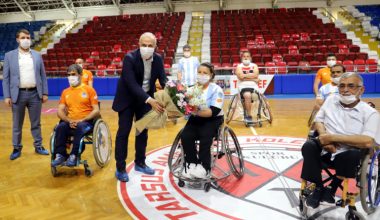 AKDENİZ BELEDİYE BAŞKANI GÜLTAK, TEKERLEKLİ SANDALYEYE OTURDU, ENGELLİ SPORCULARLA BASKETBOL OYNADI