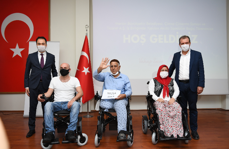 50 ENGELLİ YURTTAŞ, MERSİN BÜYÜKŞEHİR BELEDİYESİ VE ÇİMSA İŞBİRLİĞİ İLE AKÜLÜ TEKERLEKLİ SANDALYELERİNE KAVUŞTU
