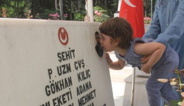 Şehit çocuklarının Babalar Günü kutlaması yürekleri dağladı