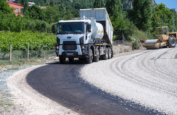 HACGEDİĞİ-KAYRAKKEŞLİ’NİN 4,4 KİLOMETRELİK YOL SORUNU ÇÖZÜLDÜ