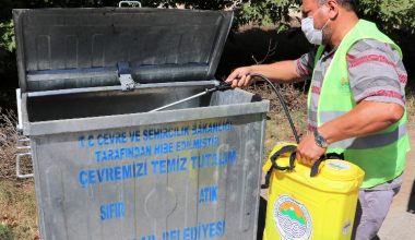 TOROSLAR’DA ÇÖP KONTEYNERLERİ DEZENFEKTE EDİLİYOR