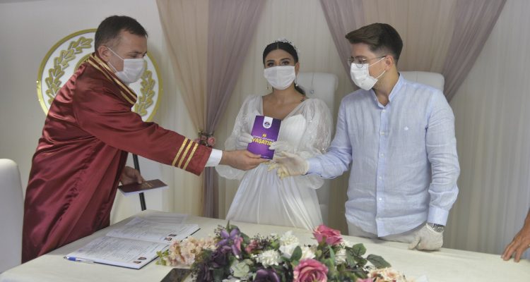 Yenişehir Belediyesinden evlenen çiftlere İstanbul Sözleşmesi