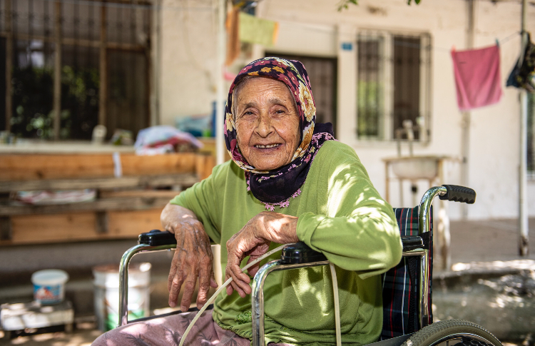 BÜYÜKŞEHİR, 85 YAŞINDAKİ NEBİHA YÜKSEL’E TEKERLEKLİ SANDALYE ULAŞTIRDI