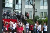 Amatör Futbolcular,ASKF İstinye Orhan Saka Amatörler Evine giderek kramponlarını ve formalarını bırakarak protesto ettiler