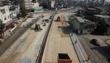 MERSİN BÜYÜKŞEHİR, RIFAT USLU CADDESİ’Nİ DUBLE YOL OLARAK HİZMETE AÇTI