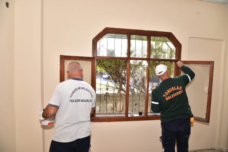 KURDALİ MAHALLESİ’NDE YANAN EVİ TOROSLAR BELEDİYESİ ONARDI