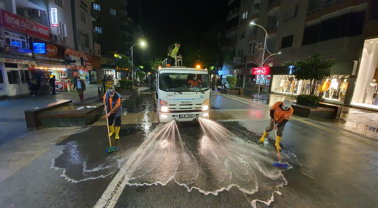 CADDELER YIKANIYOR, KALDIRIMLAR FIRÇALANIYOR