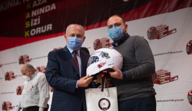 BEN DE KASKIMI TAKIYORUM” KAMPANYASININ 3. ETABINDA BAŞKAN SEÇER’E PLAKET
