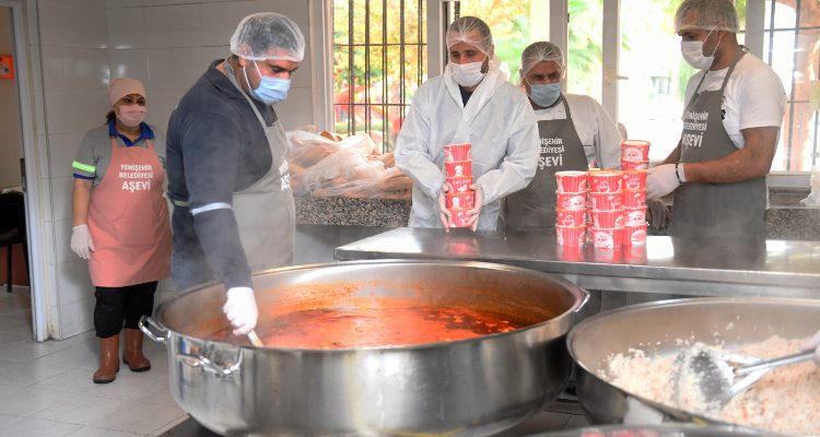 Yenişehir Belediyesi Aşevi’nden evlere yemek servisi