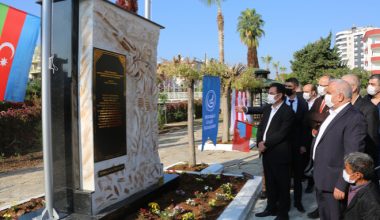 Azerbaycan’a Anıt Heykel Yaptı,  Gözyaşlarını Tutamadı”