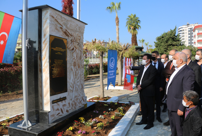 Azerbaycan’a Anıt Heykel Yaptı,  Gözyaşlarını Tutamadı”