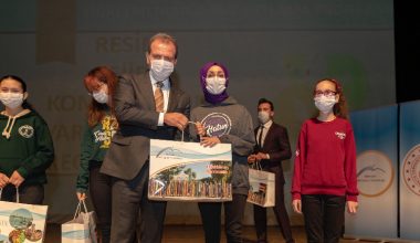 SEÇER: “BAŞTA ULU ÖNDERİMİZ OLMAK ÜZERE TÜM ÖĞRETMENLERİN ÖNÜNDE SAYGIYLA EĞİLİYORUM” SEÇER: “BAŞTA ULU ÖNDERİMİZ OLMAK ÜZERE TÜM ÖĞRETMENLERİN ÖNÜNDE SAYGIYLA EĞİLİYORUM”