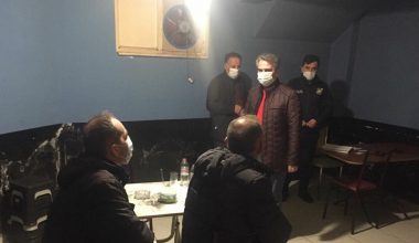 Üstü market, altı meyhane: Polisin ‘Ne yapıyorsunuz burada?’ sorusuna ‘Ne yapalım, muhabbet ediyoruz’ yanıtı geldi