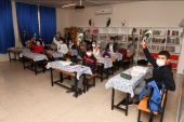 Yenişehir Belediyesi çocuklara steril kitap dağıttı