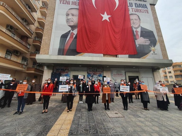 AK PARTİ MERSİN İL KADIN KOLLARI KADINA ŞİDDETE HAYIR DEDİ