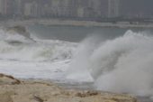 Mersin’de fırtına dev dalgalar oluşturdu