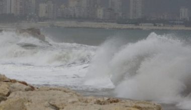 Mersin’de fırtına dev dalgalar oluşturdu