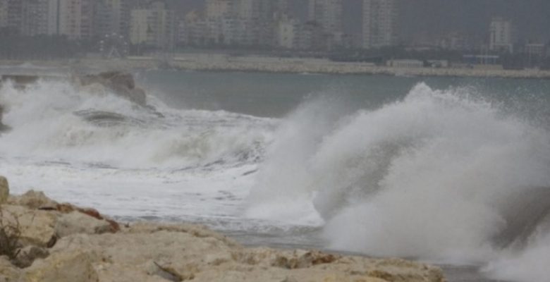 Mersin’de fırtına dev dalgalar oluşturdu