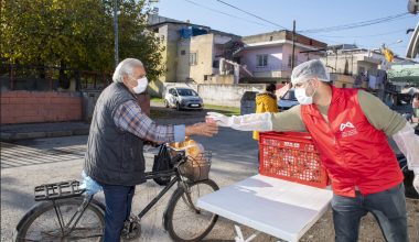 ROMAN MAHALLESİNDE GÜN, BÜYÜKŞEHİR’İN SICAK ÇORBASIYLA AYDINLANIYOR