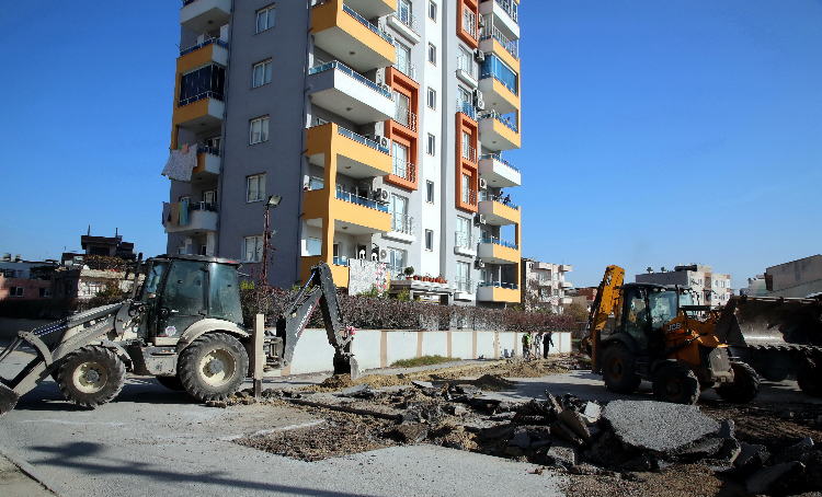 AKDENİZ BELEDİYESİ SOKAKLARI YENİLİYOR