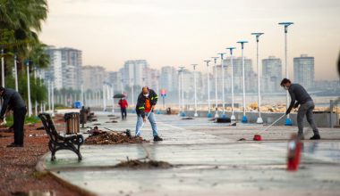 BÜYÜKŞEHİR EKİPLERİ YAŞANAN YOĞUN YAĞIŞIN İZLERİNİ SİLİYOR BÜYÜKŞEHİR EKİPLERİ YAŞANAN YOĞUN YAĞIŞIN İZLERİNİ SİLİYOR