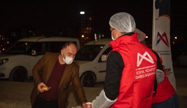 HASTANE ÖNLERİNDE BU KIŞ DA “1 EKMEK 1 ÇORBA” BAŞLADI