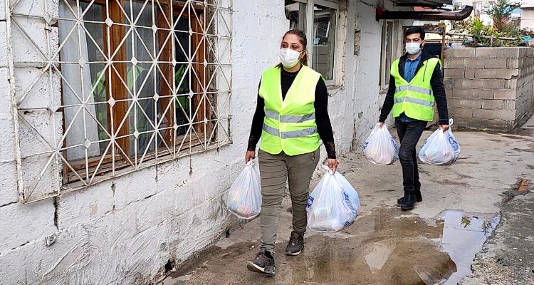 AKDENİZ’DE, SU BASKINLARINDAN ETKİLENEN VATANDAŞLARA DESTEK