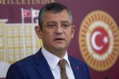 Özgür Özel, “Bugün yaşananların saray tarafından nasıl takip edildiğini görüyoruz. Bir bakanın istifasını alt yazıda vermeyen kanalların vekillerin istifasını nasıl canlı verdiğini gördük ve not aldık