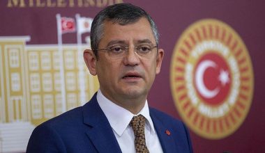 Özgür Özel, “Bugün yaşananların saray tarafından nasıl takip edildiğini görüyoruz. Bir bakanın istifasını alt yazıda vermeyen kanalların vekillerin istifasını nasıl canlı verdiğini gördük ve not aldık