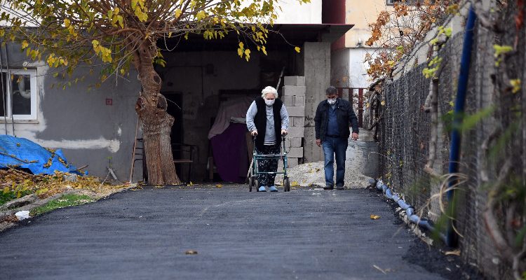 YÜRÜMEDE GÜÇLÜK YAŞAYAN SÖZER’İN YOL ENGELİ ORTADAN KALKTI