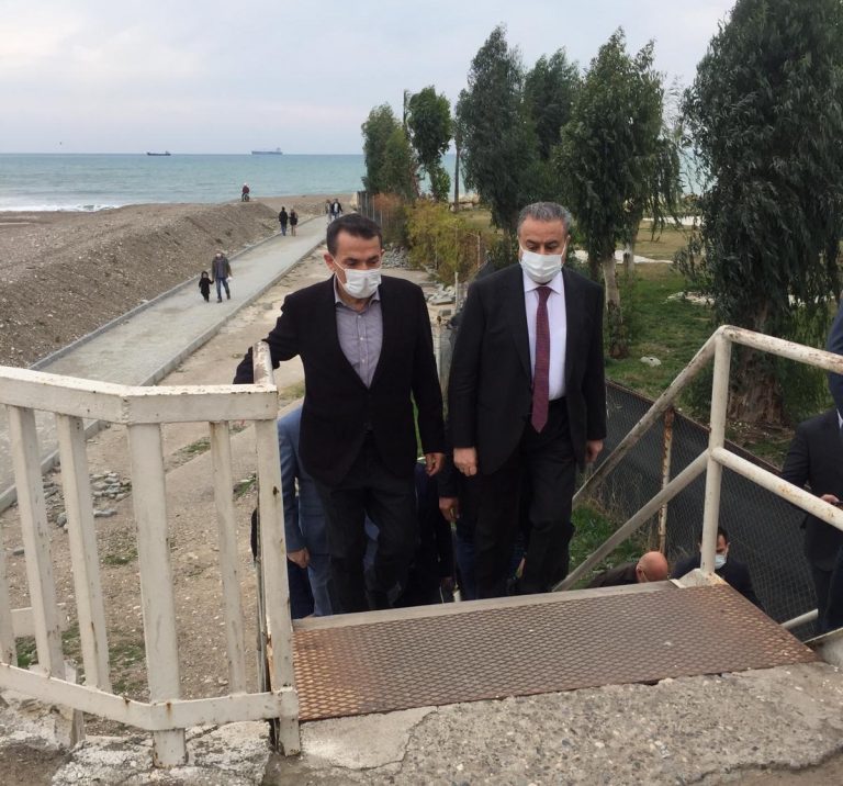 MERSİN VALİSİ SU VE BAŞKAN ÖZYİĞİT MİLLET BAHÇESİ ÇALIŞMALARINI YERİNDE İNCELEDİ