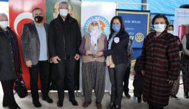 Dokumacı Ayşe Teyzeye Meslek Hizmet Ödülü