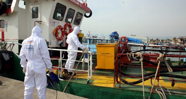 KARADUVAR LİMANI’NDAKİ BALIKÇI TEKNELERİ DEZENFEKTE EDİLDİ