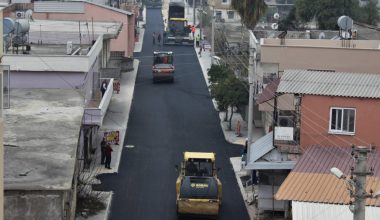 MERSİN BÜYÜKŞEHİR’DEN KAZANLI MAHALLESİ MERSİN CADDESİ’NDE SICAK ASFALT KAPLAMA ÇALIŞMASI