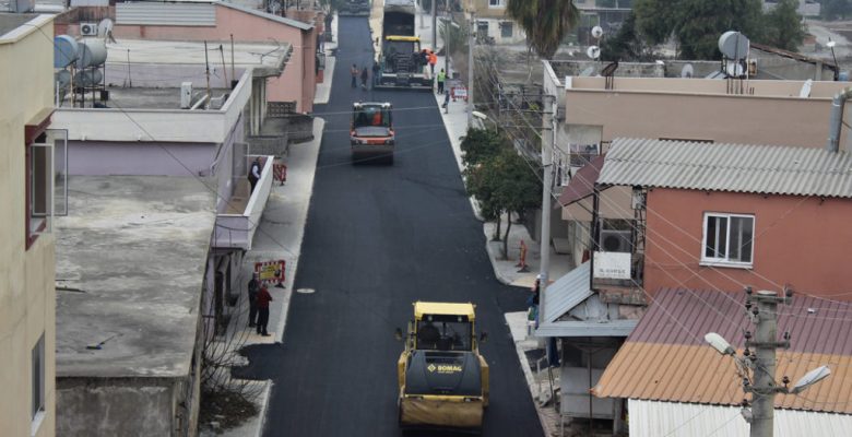 MERSİN BÜYÜKŞEHİR’DEN KAZANLI MAHALLESİ MERSİN CADDESİ’NDE SICAK ASFALT KAPLAMA ÇALIŞMASI