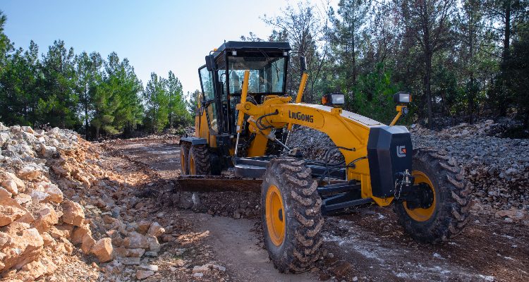 BÜYÜKŞEHİR’DEN SİLİFKE’DE TARIM ARAZİSİ YOLUNDA KAPSAMLI ÇALIŞMA