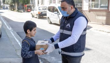 MERSİN BÜYÜKŞEHİR, 1,5 MİLYON HEDEFİ İÇİN SÜTLERİ MAHALLE MAHALLE DAĞITIYOR