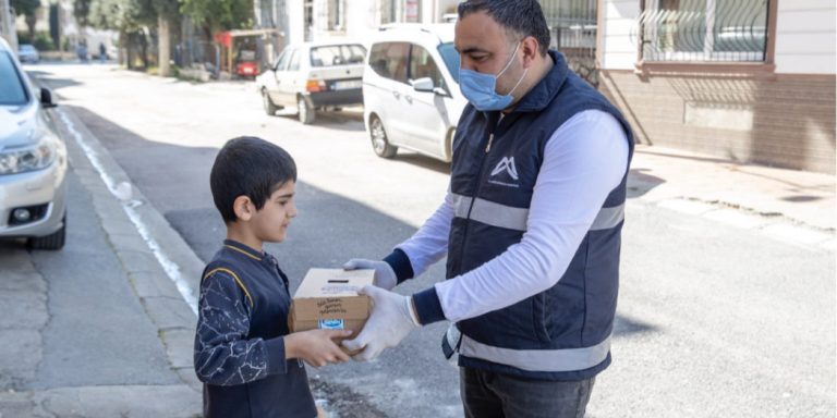 MERSİN BÜYÜKŞEHİR, 1,5 MİLYON HEDEFİ İÇİN SÜTLERİ MAHALLE MAHALLE DAĞITIYOR