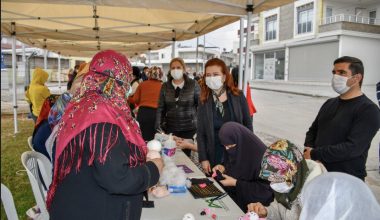 KADINLAR ÇORAPTAN OYUNCAKLAR YAPIP, ÜRETİME KATILIYOR