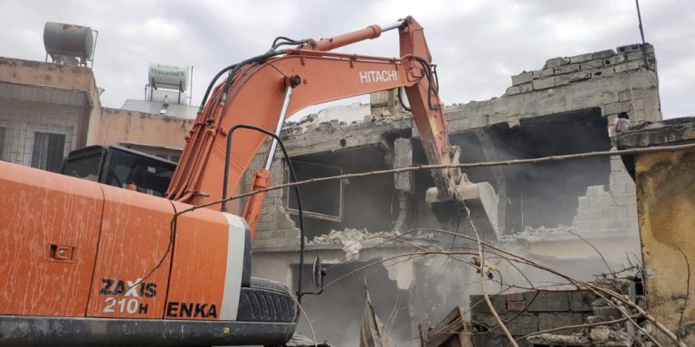 AKDENİZDE METRUK YAPILAR KONTROLLÜ ŞEKİLDE YIKILIYOR
