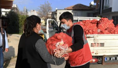 Yenişehir Belediyesi vatandaşa 150 ton soğan dağıttı