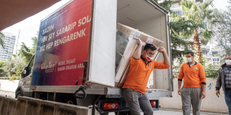YANGIN MAĞDURU BİR AİLEYE DAHA MERSİN BÜYÜKŞEHİR EL UZATTI