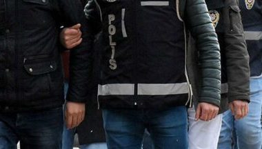 Mersin’de para için yaşlı adamı öldürdükleri iddiasıyla gözaltına alınıp adliyeye sevk edilen biri kadın 3 kişi, çıkarıldıkları mahkemece tutuklandı.