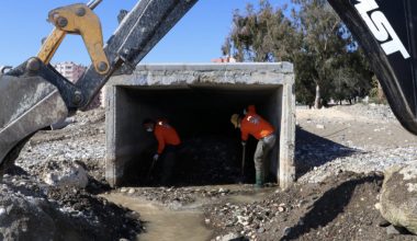 MERSİN BÜYÜKŞEHİR EKİPLERİ, SİVRİSİNEK İLE MÜCADELEDE MENFEZLERİ ATIKLARDAN ARINDIRIYOR