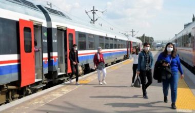Pandemi nedeniyle yaklaşık 1 yıl önce ara verilen Mersin-Adana tren seferleri yeniden başladı
