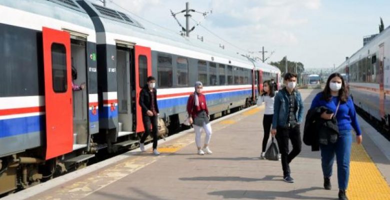 Pandemi nedeniyle yaklaşık 1 yıl önce ara verilen Mersin-Adana tren seferleri yeniden başladı